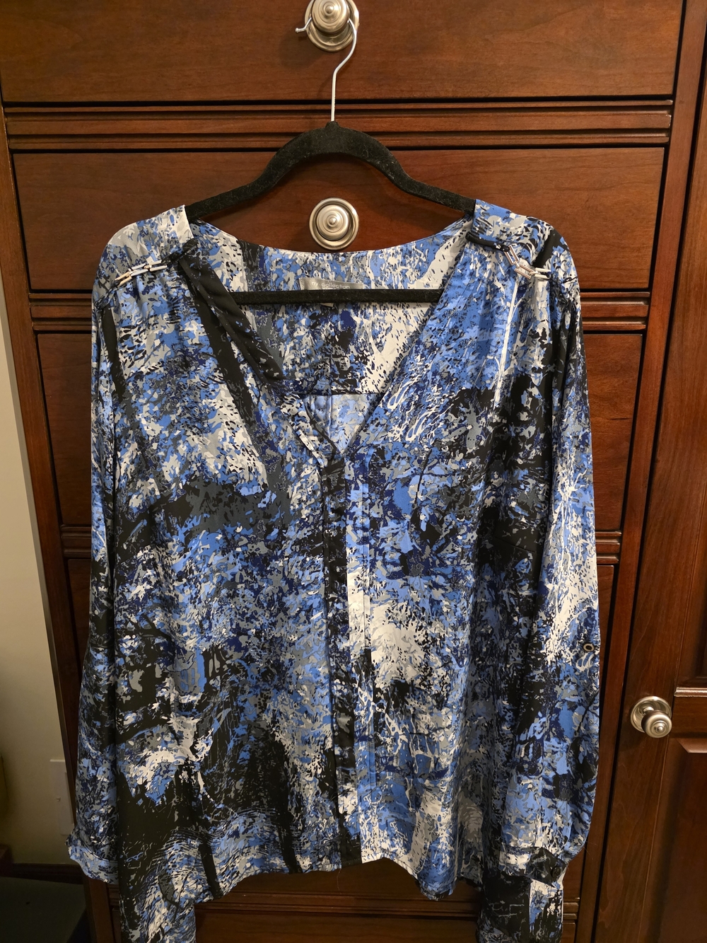 NY Collection Blue and Black Abstract V-Neck Blouse